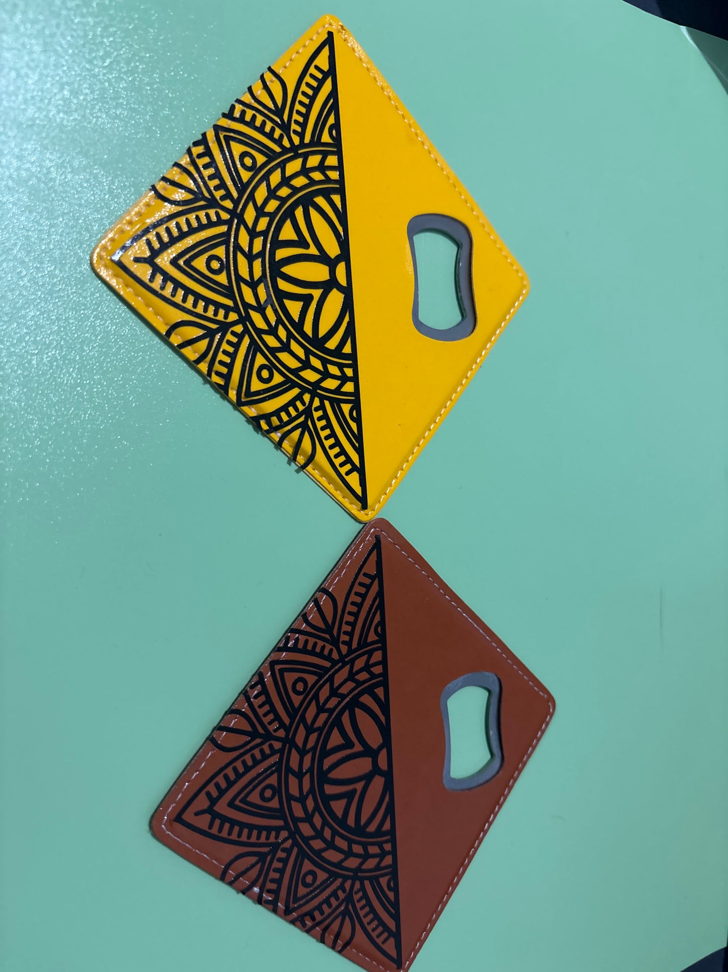 Dessous de verre décapsuleur