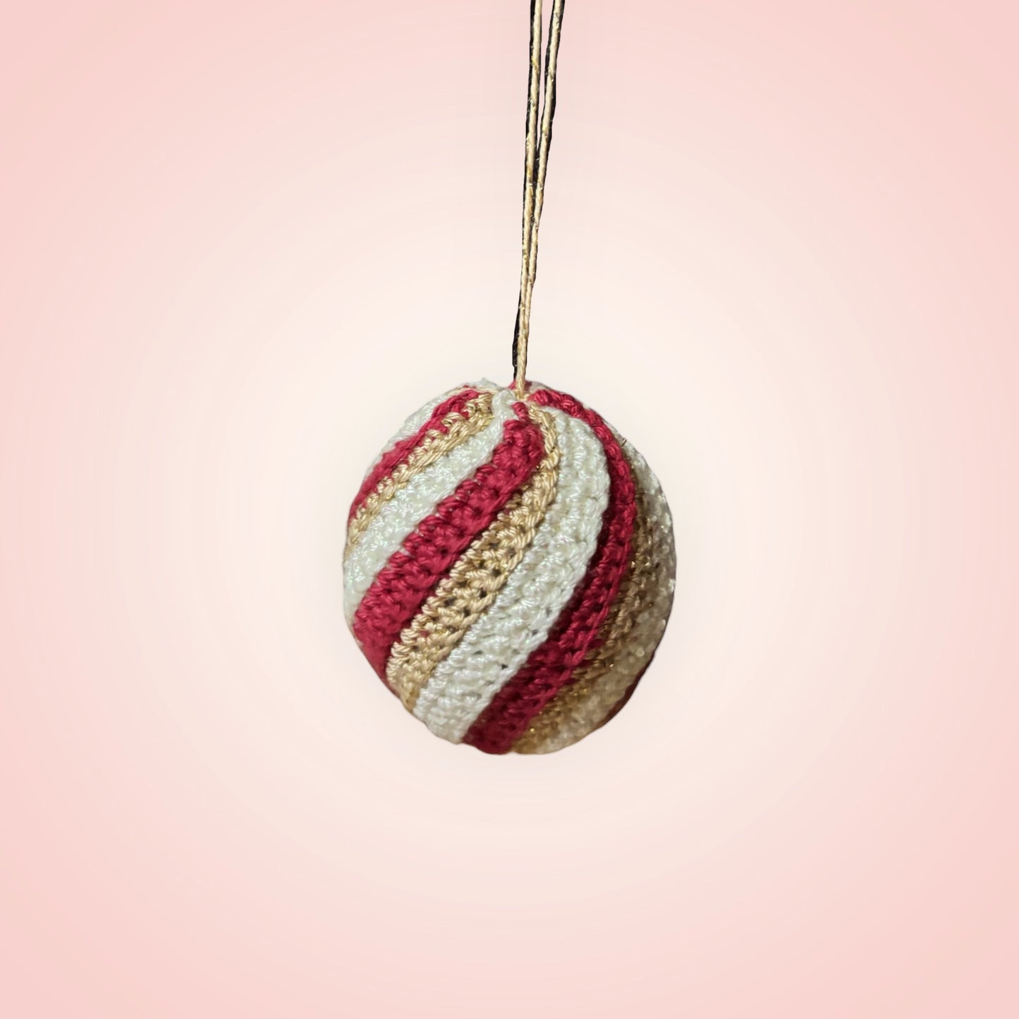 🎄✨ Boule Crochetée Torsadée – Rouge, Blanc & Doré