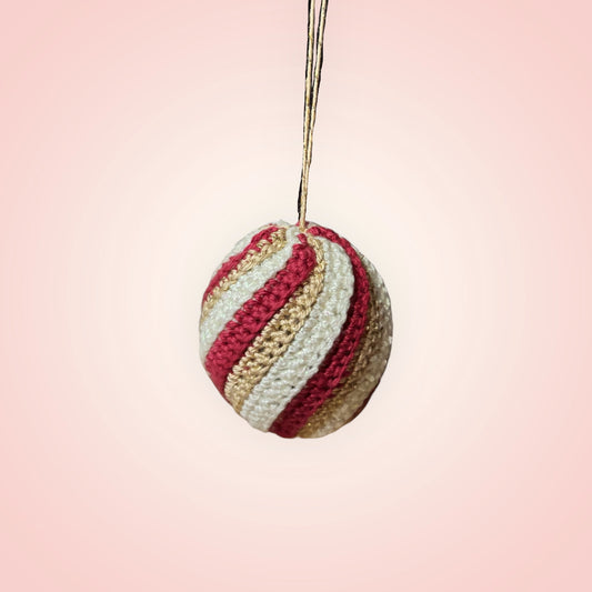 🎄✨ Boule Crochetée Torsadée – Rouge, Blanc & Doré